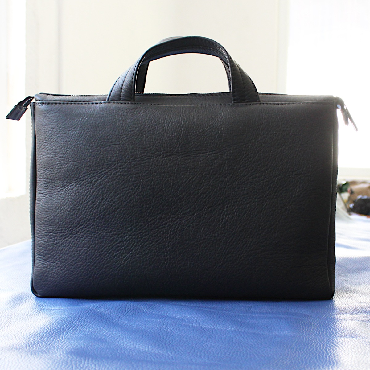 ръчно изработена черна мъжка бизнес чанта от естествена кожа отзад