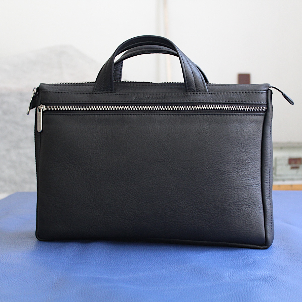 ръчно изработена черна мъжка бизнес чанта от естествена кожа отпред