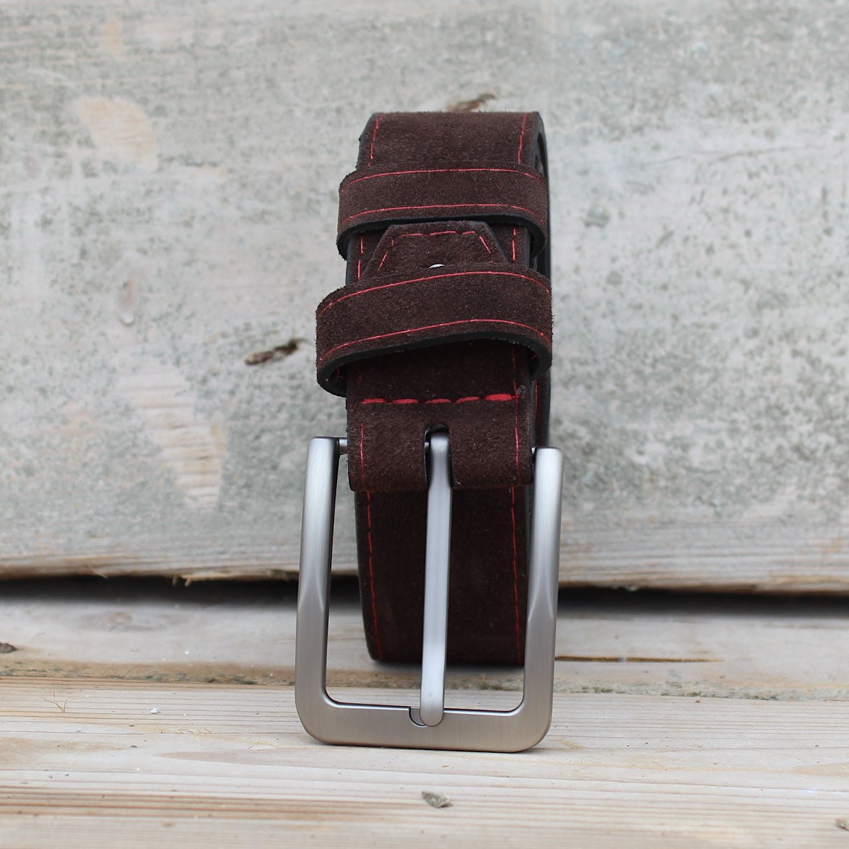 Кафяв Велурен Колан с Червен Шев